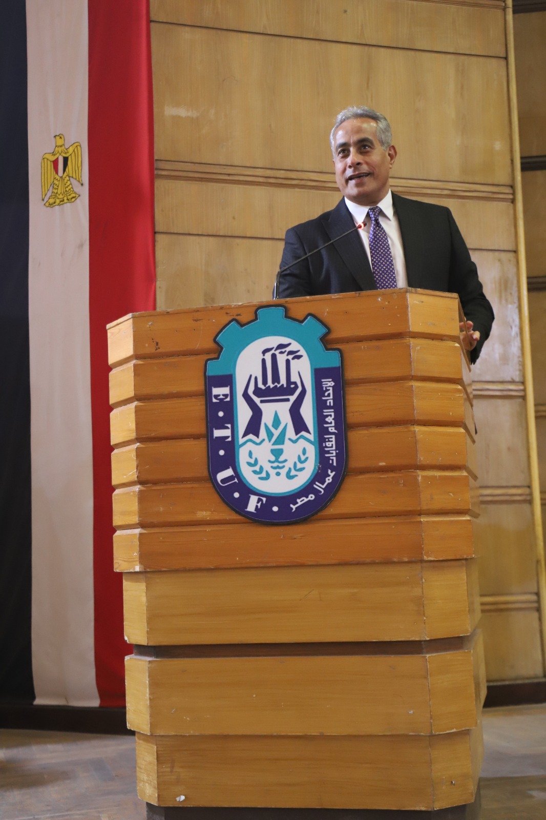 وزير القوى العامله